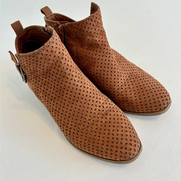 Universal Thread Ankle Boots Women’s 6.5 Brown Perforated Zip Low Heel Booties - Picture 4 of 15